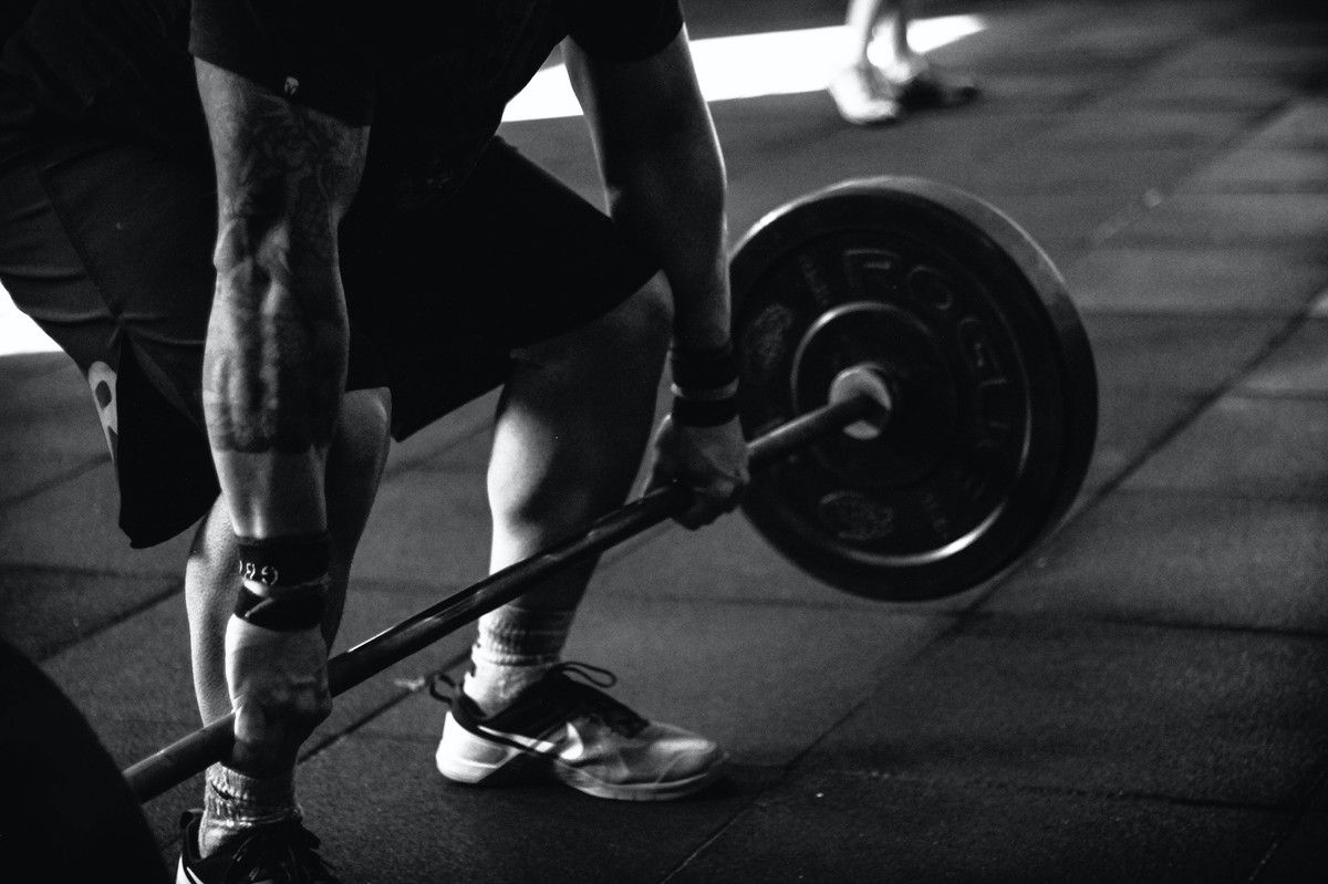 Should you lift with a flat back or a neutral spine?